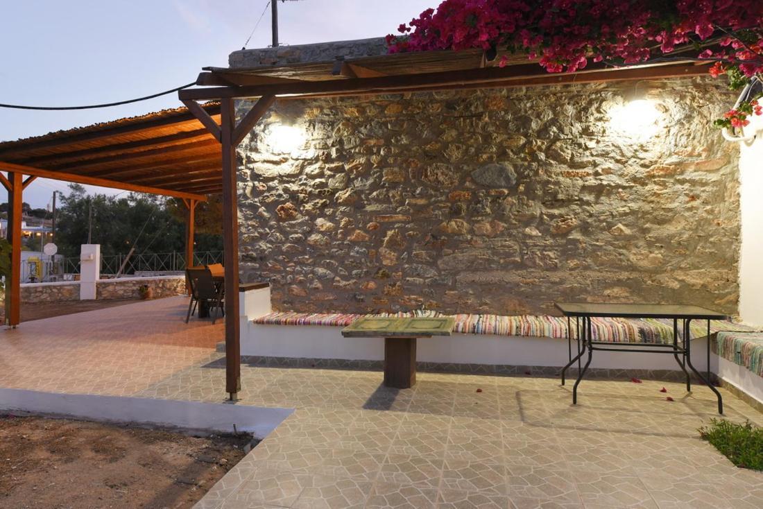 Flora'S Beach And Pool Villa In Syros Liaropá Eksteriør billede