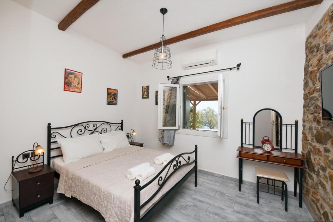 Flora'S Beach And Pool Villa In Syros Liaropá Eksteriør billede